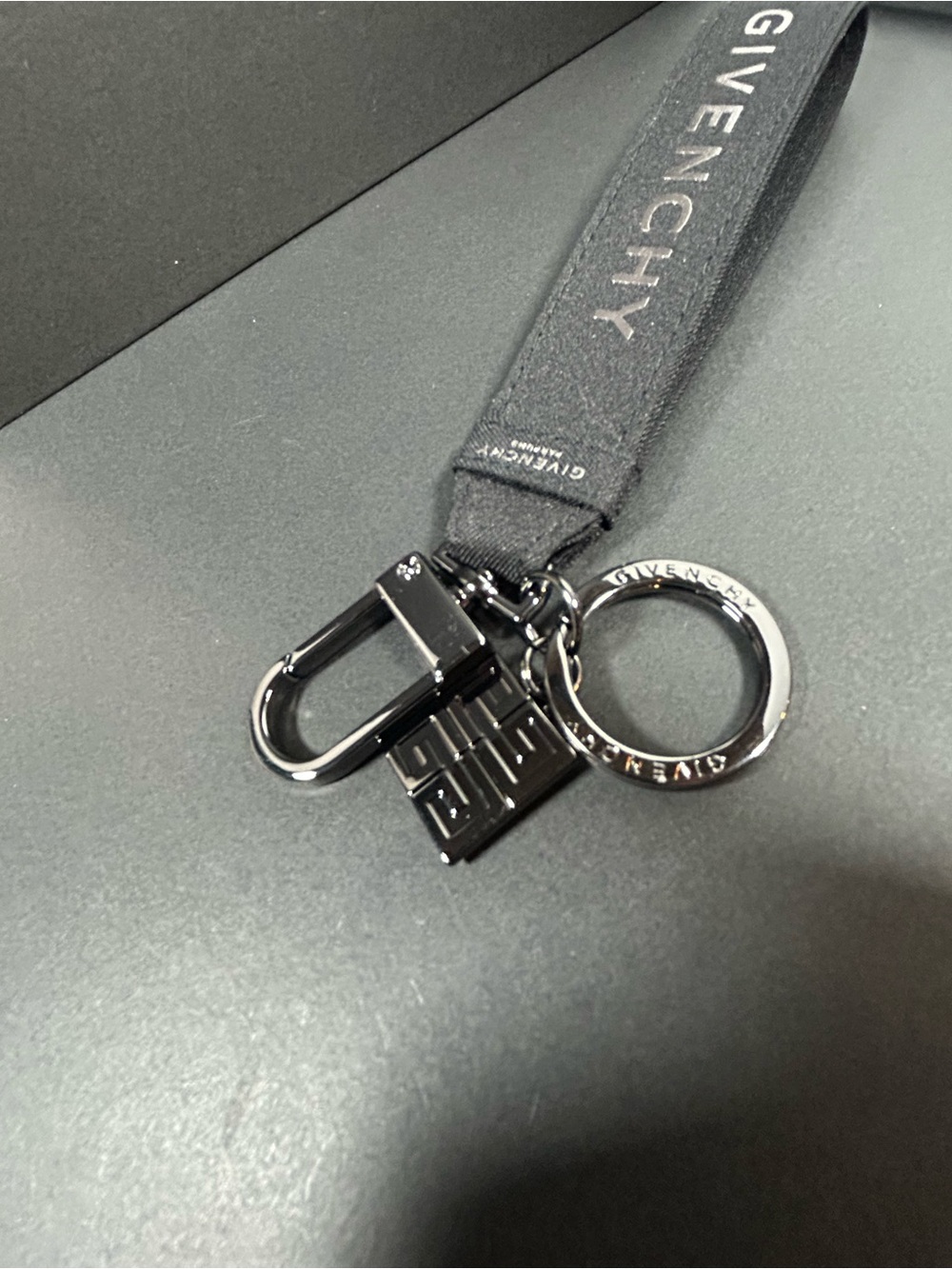 Givechy Gift Keychain - Picture 3 of 8
